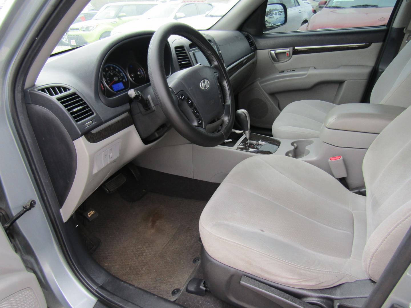 2009 Silver Hyundai Santa Fe GLS (5NMSG13D99H) with an 2.7L V6 DOHC 24V engine, Automatic transmission, located at 15016 S Hwy 231, Midland City, AL, 36350, (334) 983-3001, 31.306210, -85.495277 - Photo#3